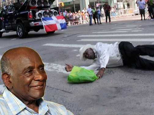 El merenguero Joseito Mateo cuando cayó al pavimento a la altura de la calle 42 y Sexta Avenida durante el Desfile Nacional Dominicano 2013 celebrado el domingo 10 de agosto.