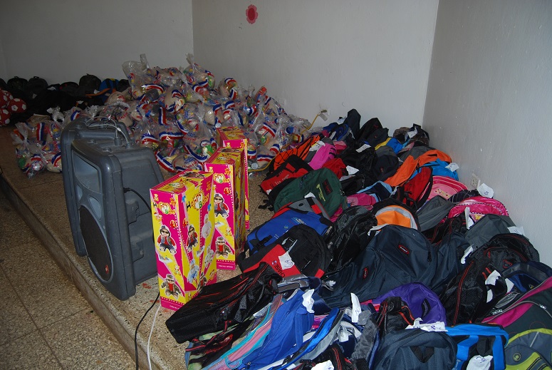 Parte de las mochilas, pelotas y jueguetes entregados a los niños y niñas de FundoVida.