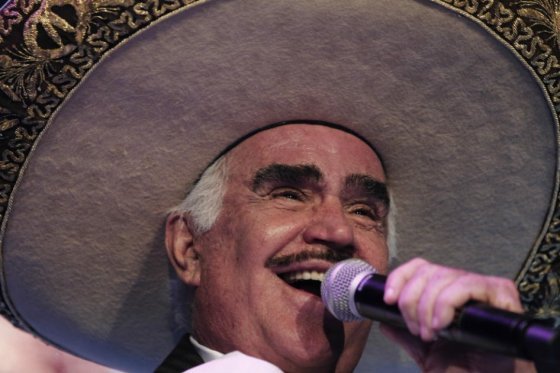 El cantante mexicano ingresó el martes pasado a un centro asistencial de Guadalajara por una trombosis pulmonar, que le fue detectada a tiempo.