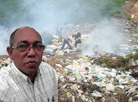  Ramón Muñoz, regidor (concejal) del PTD en la alcaldía de Moca afirma que la basura acumulada en ese municipio no tiene quien la entierre.