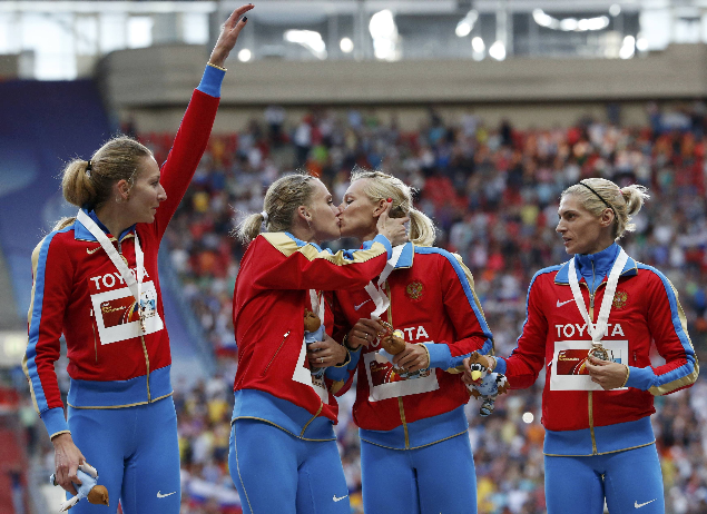 Así lo hicieron Kseniya Ryzhova y Tatyana Firova, parte del equipo femenino de relevo 4x400, tras conseguir el oro en el Mundial de Atletismo.