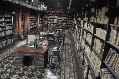 Una de las más antiguas bibliotecas de Latinoamérica agoniza y la comunidad de franciscanos la sostiene con donaciones ante la indiferencia del gobierno peruano. Hongos, ácaros y polillas destruyen sus libros. Una historia plagada de bichos literarios.
