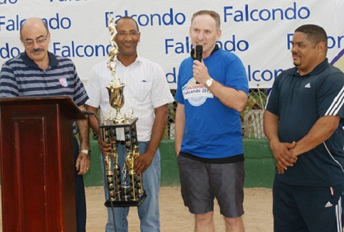 Darren Bowden, presidente de Falcondo, agradece la dedicatoria del evento, acompañado de Osiris (Cese) Tejeda, de Bonao; Francisco Peguero, de La Vega y Luciano Ramírez, asesor de educación física del ministerio de Deportes (MIDEREC)