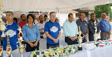 Mesa de honor Angie Paulino, Darren Bowden, Alain Astacio y el mayor Gómez, de la Policía Nacional, entre otros invitados.