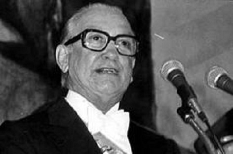 don Antonio Guzmán Fernández fue un hombre exitoso no sólo en los negocios y en su profesión de agrónomo, sino como padre y demócrata a carta cabal, que siempre puso los intereses nacionales por encima de los personales.