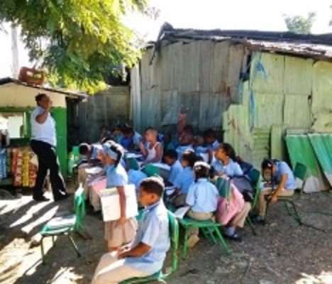 La escuela, de madera y zinc, es muy pequeña; trabajos de nuevo plantel están paralizados.