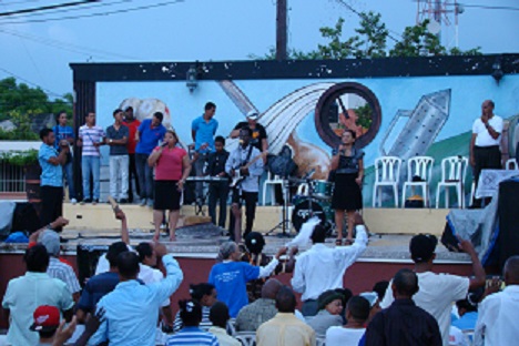  Un grupo de adoración al Señor Jesús estuvo cantando canciones cristiana.
