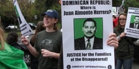 Tras la desaparición de Juan Almonte, sus familiares y sus abogados denunciaron estar siendo vigilados por la policía desde automóviles y desde la calle, frente a sus casas.