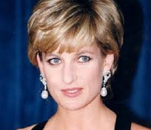 Diana murió con Al Fayed cuando el Mercedes en el que viajaban, perseguido por fotógrafos, se estrelló contra una columna del puente de Alma, en París.