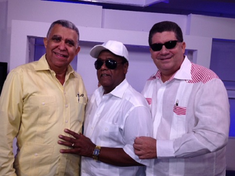 Leonardo Paniagua junto al escritor salcedense Fausto Disla y Juan Cruz Triffolio, productor y conductor del Programa Con Punto & Coma.., Supercanal 33 y la Señal Caribe.