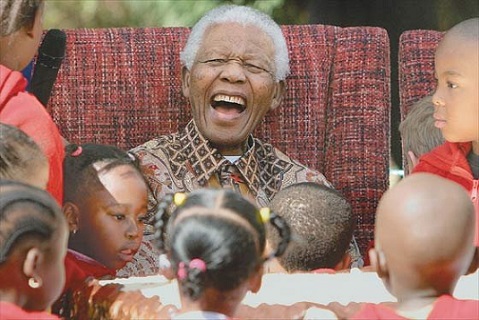  "El estado de Mandela sigue siendo crítico y a veces es inestable. No obstante, su equipo médico está convencido de que recibirá el mismo nivel de cuidados intensivos en su casa de Houghton (en Johannesburgo)", indicó el texto. 