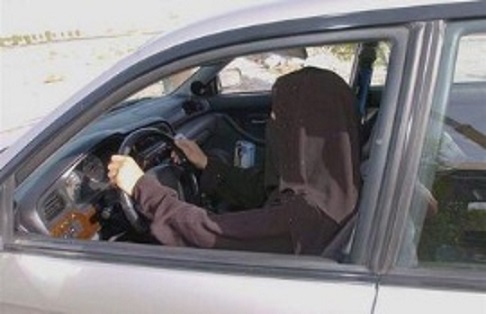Las mujeres tienen prohibido conducir en Arabia Saudí, donde rige una interpretación estricta del islam.