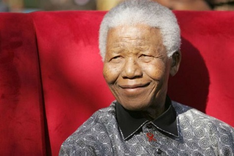Mandela fue uno de los 13 hijos que tuvo su padre de la tercera de sus cuatro esposas. Siendo muy joven huyó de un matrimonio tribal arreglado por los parientes. 