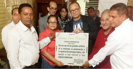El ministro José A. Rodríguez, visitó la casa donde residió el acordeonista dominicano Tatico Henríquez. Su viuda Doña Elba Chaljub Mejía, recibió un reconocimiento póstumo que hace este Ministerio a Tatico Henriquez (1943–1976).