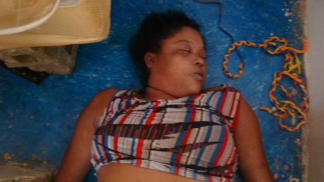 La foto presenta el cuerpo sin vida de la señora Atera Arias, la cual decidió acabar con su vida ahorcándose en el interior de su vivienda en Las Flores, Tenares.
