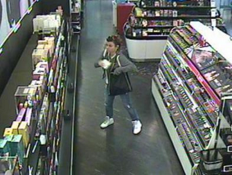 Jennifer Santos aparece en esta imagen de una cámara de seguridad mientras robaba en tiendas de centros comerciales en Massachusetts.