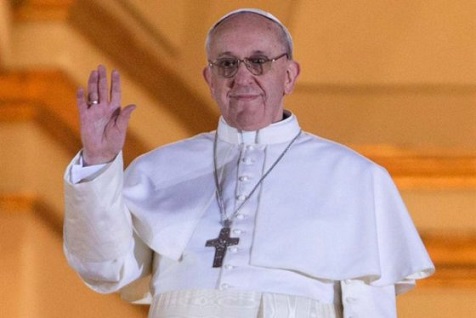 El Papa Francisco mueve la mata del Vaticano.