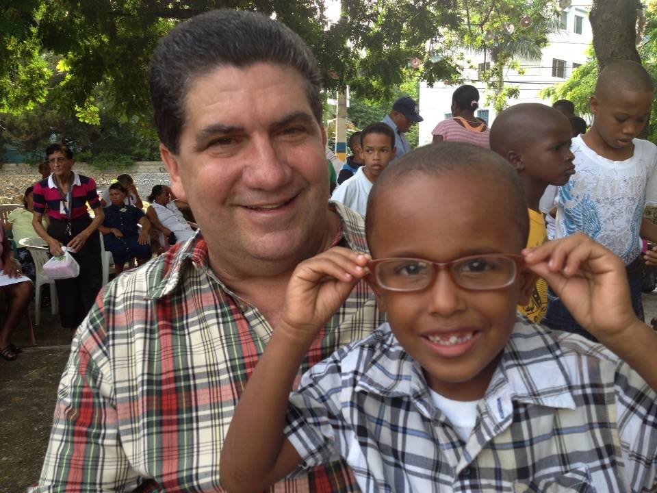 Jefferson Torres junto a Juan Cruz Triffolio, exhibiendo con satisfacción sus lentes.