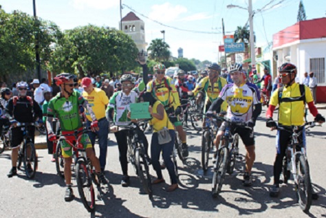 Más de 150 pedalistas de Monte Plata, Santo Domingo, San Cristóbal, San Francisco de Macorís y otras provincias del país realizaron el domingo último la primera vuelta ecociclistica Monte Plata 2013