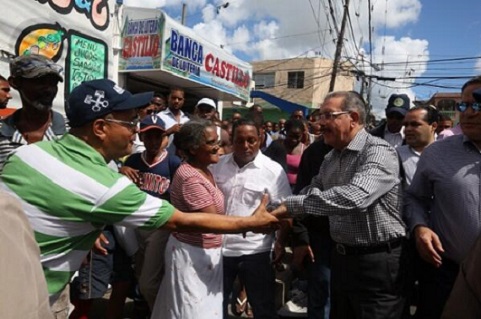El Presidente Danilo Medina saluda moradores del Barrio Capotillo, en Santo Domngo de Guzmán.