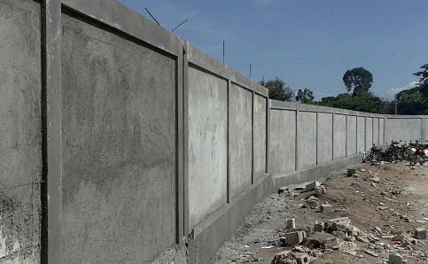 Parte del muro que construyen los haitianos en la línea fronteriza, a fin de controlar la mercancía que llega a su territorio y que en la actualidad no paga impuestos.