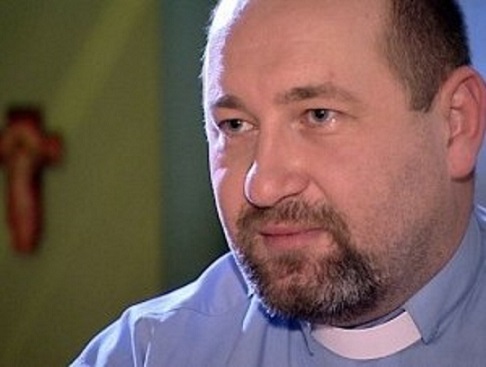 El sacerdote habló en su natal Polonia, donde está desde antes de que se desatará el escándalo por las acusaciones. fue suspendido por el Vaticano.