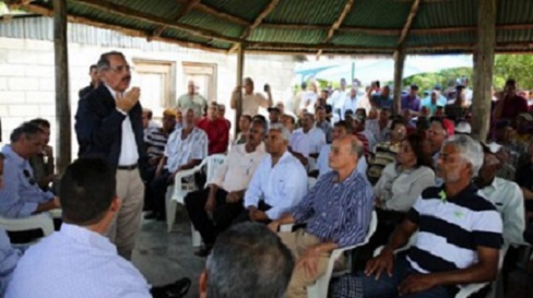 “Quiero que se conviertan en agentes de consumo y hagan crecer la economía”, expresó Danilo Medina ante la concurrencia.