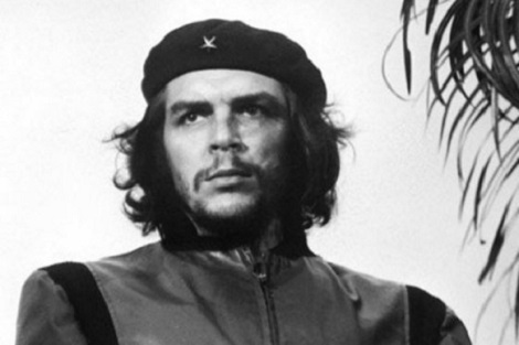 La primera imagen se trata del retrato realizado por Alberto Díaz "Korda" en el que se muestra al Che con la mirada fija en el infinito, con pelo largo y barba y vistiendo una boina con la estrella comunista.