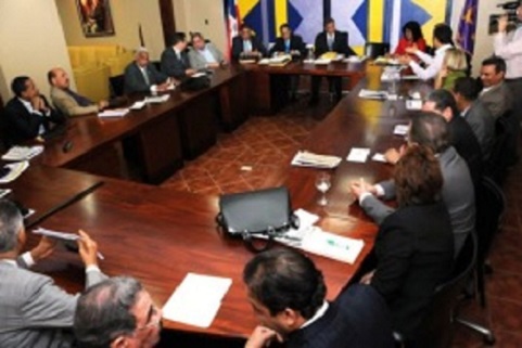 El comité político del PLD se reunió este lunes en el salón de sesiones de la Oficina Presidencial peledeista, en un encuentro que encabezaron el presidente de la República, Danilo Medina y el ex presidente Leonel Fernández, presidente del PLD.