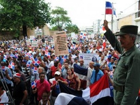 La Red Nacional por la Defensa de la Soberanía congregó a una multitud frente al Altar de la Patria.;