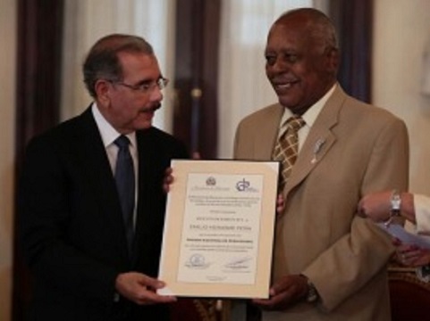 Emilio Herasme Peña recibió del presidente Danilo Medina el Premio Nacional de Periodismo en mayo pasado.