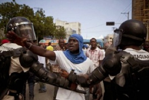 Los manifestantes marcharon por la capital haitiana en silencio, vistiendo las togas, con la Constitución en las manos y consignas que decían: "No a la detención ilegal y arbitraria de un abogado" o "Sí al respeto de los derechos y libertades de los abogados".