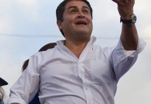 Hernández y Castro se autoproclamaron el domingo vencedores de las elecciones, mientras observadores internacionales, empresariales y políticos han pedido a los candidatos que esperen con paciencia los resultados finales.