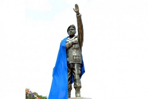 La estatua está ubicada en el poblado amazónico de Riberalta.