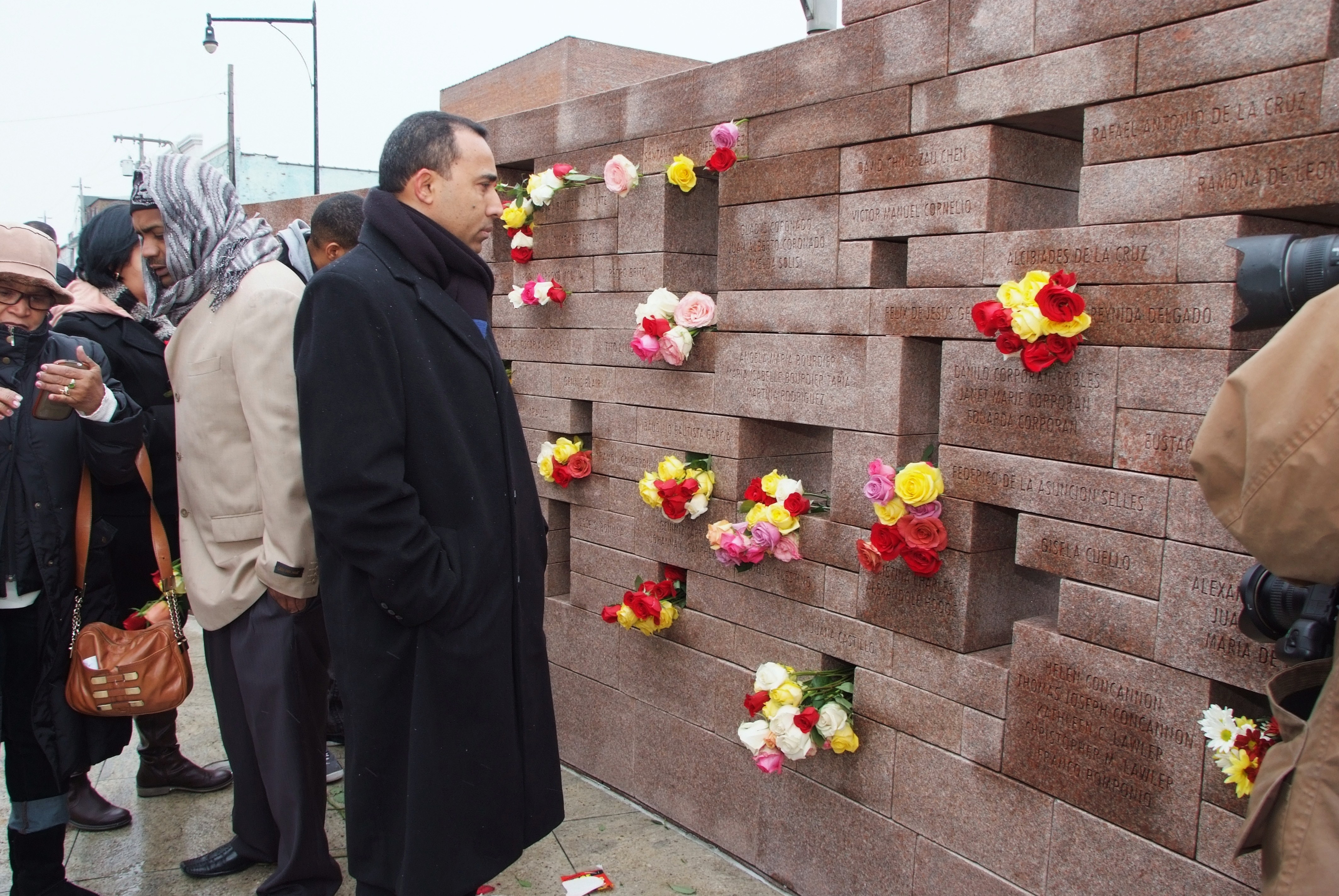 El cónsul general Félix Antonio Martínez mientras asistía a la ceremonia en homenaje a los 175 dominicanos que murieron en la caída del vuelo 587 de American Airlines, en el monumento construido a memoria de las víctimas en Queens.