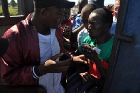 Martínez indicó que en diciembre del pasado año 2,230 miembros de Asomilín fueron a pasar las navidades a su país, pero que en 2013 solo esperan que entre 1, 000 y 1,100 obreros haitianos puedan viajar a su país. 