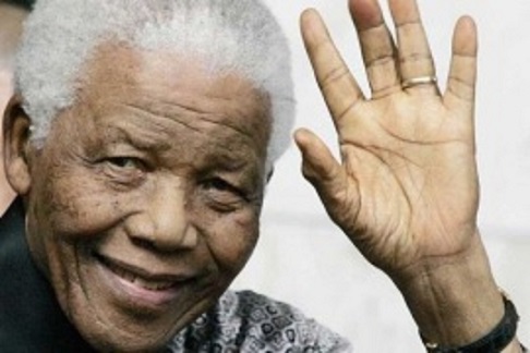 El 10 de mayo de 1994, Mandela juró el cargo como primer presidente negro del país, tras las primeras elecciones libres de Sudáfrica.
