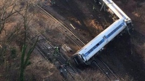Ocho vagones del tren se salieron de los rieles y algunas de las víctimas fueron expulsadas al exterior. Una versión sostiene que el conductor manejaba a exceso de velocidad.