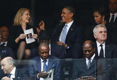 Cientos de comentarios se han desatado a través de las redes sociales sobre la cara de "pocos amigos" que tenía Michelle Obama al ver a su esposo junto con otra mujer.