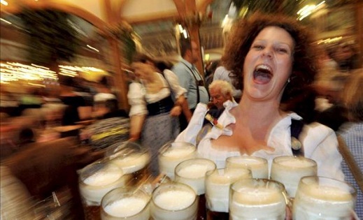 Una camarera sostiene once jarras de cerveza durante la Oktoberfest de Múnich, la más popular y tradicional fiesta cervecera del mundo, en Alemania.