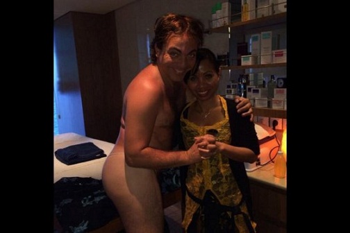 El cantante mexicano ha sorprendido a todos sus seguidores con un fotografía en la que aparece desnudo junto a su masajista