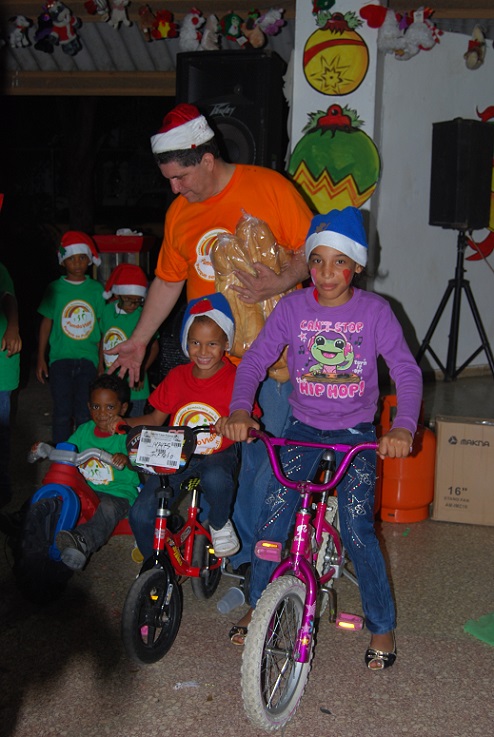 Varias de las Bicicletas y Triciclos regalados a los niños y niñas de FundoVida.