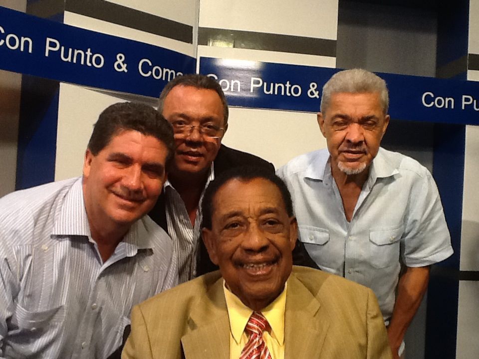 Francis Santana junto a Juan Cruz Triffolio, el maestro Víctor Taveras y el cantautor Arías, en el programa Con Punto & Coma..., Supercanal 33 y la Señal Caribe.