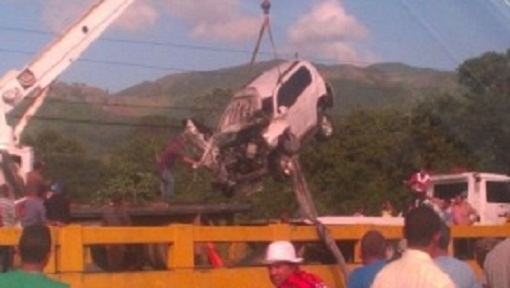 Jeepeta en que se desplazaba el General de la Cruz Martínez y parte de su familia al momento de ocurrir el accidente.