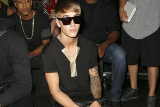 A 121.000 firmas subieron ayer miércoles las peticiones para que el cantante canadiense Justin Bieber sea deportado de los Estados Unidos a Canadá su país natal. Bieber es residente permanente en Norteamérica, pero los reclamantes lo acusan de violar la condición de su legalización.