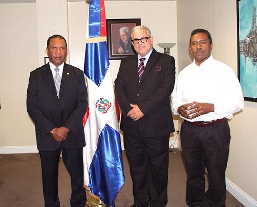 El cónsul general Luis Lithgow, junto a Ramón Murphy, a su derecha, y Juan Manuel Lebrón, durante el encuentro en el despacho consular.