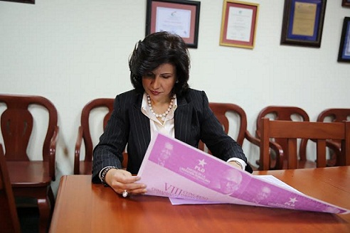 La doctora Margarita Cedeño de Fernández al momento de marcar sus favoritos en la Boleta del PLD.