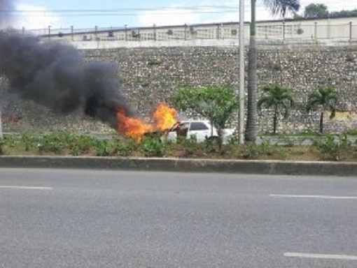 El vehículo, marca Toyota Acura, color blanco, comenzó a incendiarse alrededor de la 1:00 de la tarde en la parte delantera, aparentemente por desperfectos mecánicos.