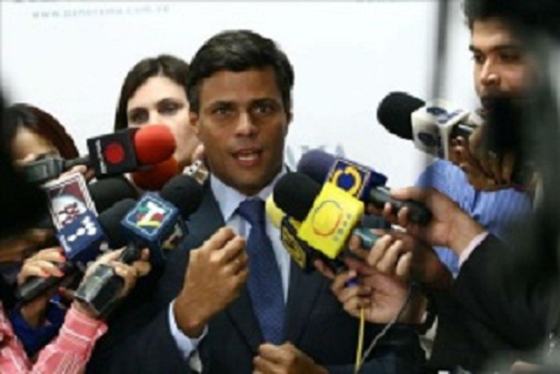 Leopoldo López ya está en poder de la Guardia Nacional y es escoltado a la altura del Centro comercial Chacaíto.