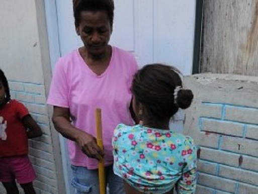 Niña dominicana golpeada por dos jóvenes haitianas en el sector en La Yagüita, en los Jardines. - See more at: http://www.elcaribe.com.do/2014/02/06/dos-jovenes-haitianas-entran-palos-nina-dominicana-10-anos#sthash.mRztjlQH.dpuf